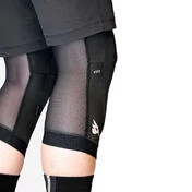 BLUEGRASS Aura knee guards Черный